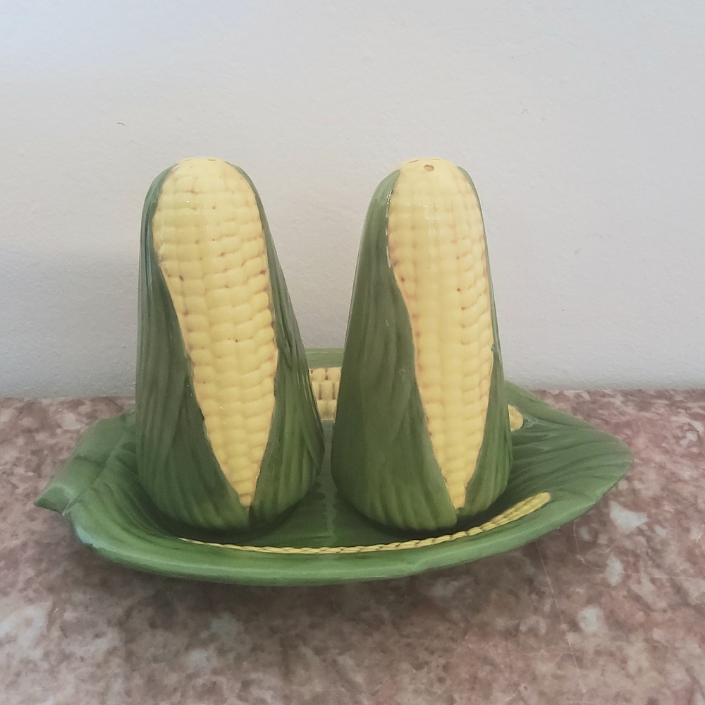 Vintage ceramic corn on the cob salt and pepper shaker set with plate